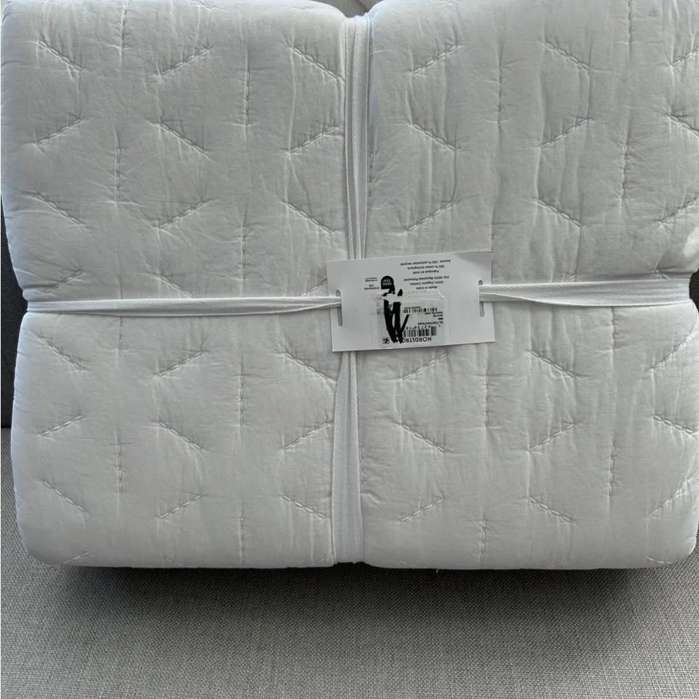 Parachute NWT Soft stitch organic cotton quilt